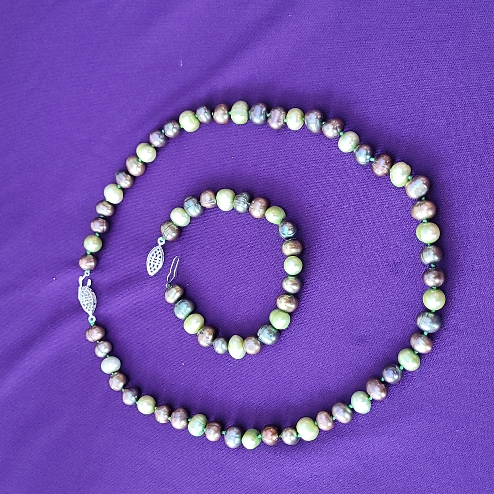 Pearl necklace and bracelet